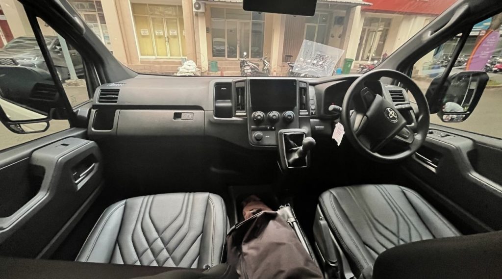 kokpit-hiace